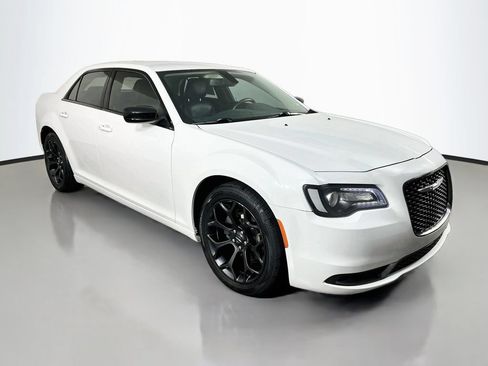 Used 2019 Chrysler 300 Touring w/ Sport Appearance Package RWD image 3