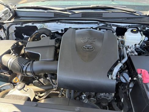 Certified 2023 Toyota Tacoma TRD Off-Road AWD/4WD image 9