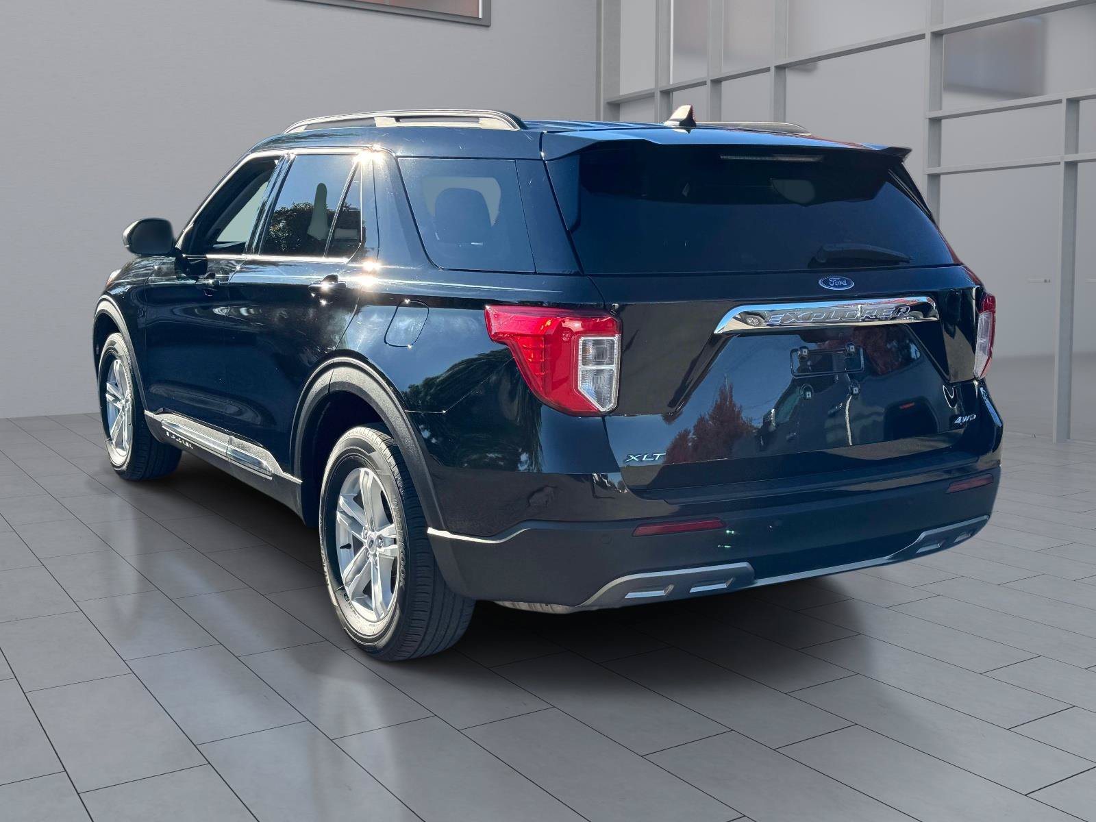 Used 2022 Ford Explorer XLT w/ Equipment Group 202A AWD/4WD image 4