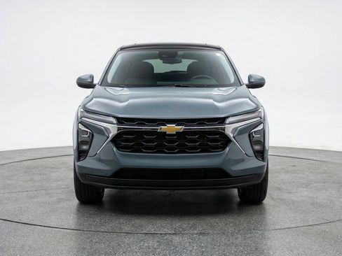 Used 2025 Chevrolet Trax LT w/ LT Convenience Package FWD image 2