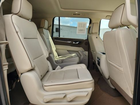 Used 2021 GMC Yukon XL Denali image 16