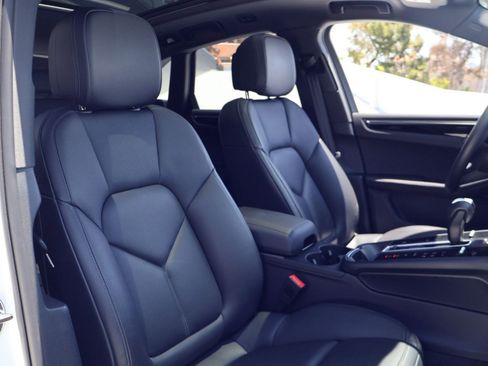 Certified 2025 Porsche Macan AWD/4WD image 24