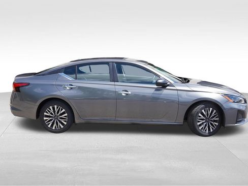 Used 2025 Nissan Altima 2.5 SV FWD image 3