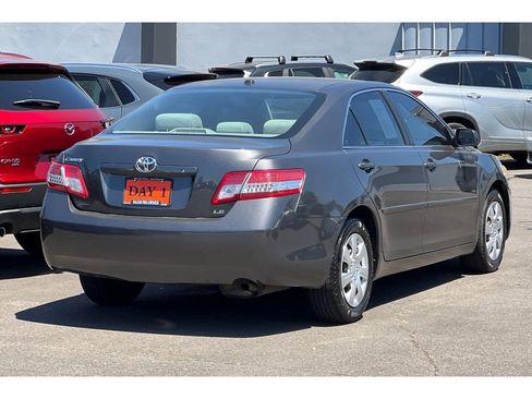 Used 2011 Toyota Camry LE image 5
