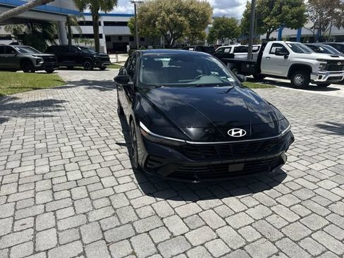 Used 2025 Hyundai Elantra SEL FWD image 17