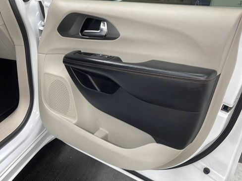Used 2020 Chrysler Pacifica Touring-L FWD image 22