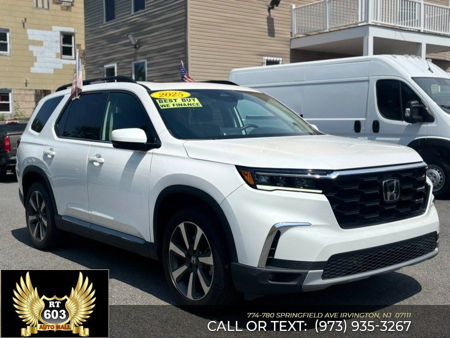 Used 2025 Honda Pilot Touring image 3