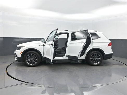 Used 2022 Volkswagen Tiguan SE image 43