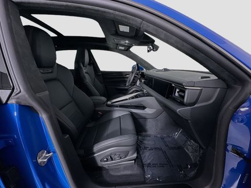 New 2026 Porsche Macan Turbo Electric image 31