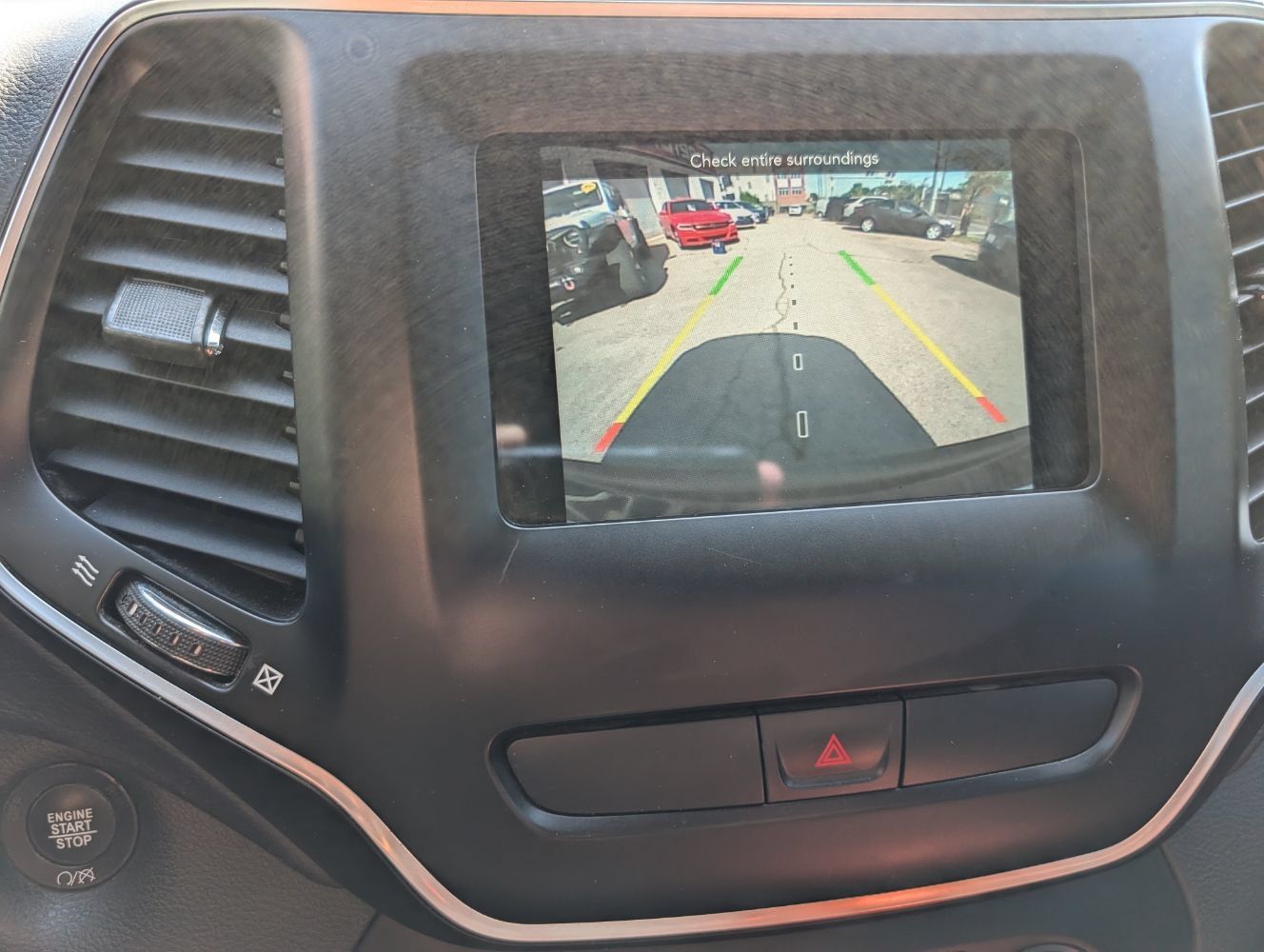 Used 2019 Jeep Cherokee Latitude Plus w/ Comfort/Convenience Group FWD image 23