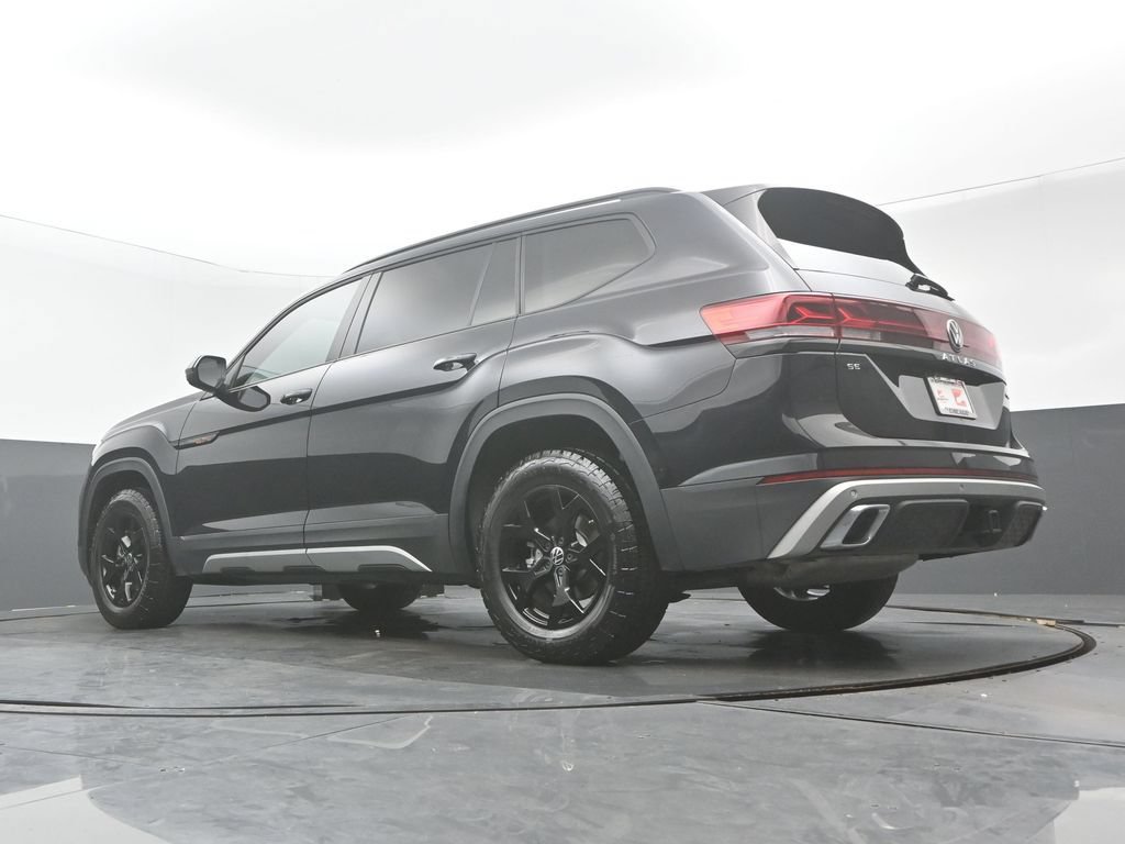 Used 2025 Volkswagen Atlas Peak Edition SE AWD/4WD image 32