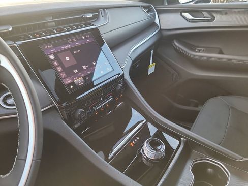 New 2025 Jeep Grand Cherokee Laredo image 21