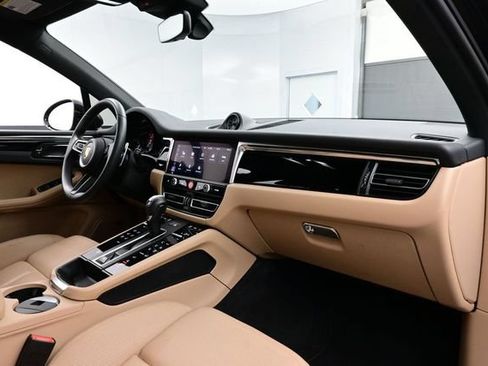 Certified 2025 Porsche Macan AWD/4WD image 19