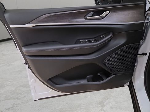 New 2026 Jeep Grand Cherokee Altitude AWD/4WD image 22