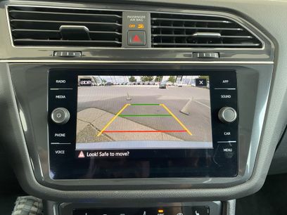 Used 2022 Volkswagen Tiguan SE w/ Panoramic Sunroof Package