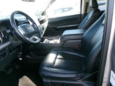 Used 2023 Ford Expedition Max XLT image 3