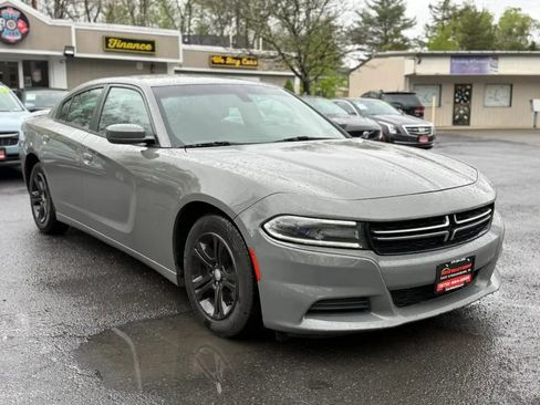 Used 2017 Dodge Charger SE RWD image 3
