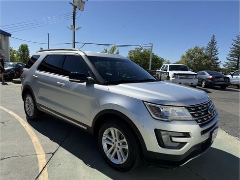 Used 2017 Ford Explorer XLT w/ Equipment Group 201A image 4