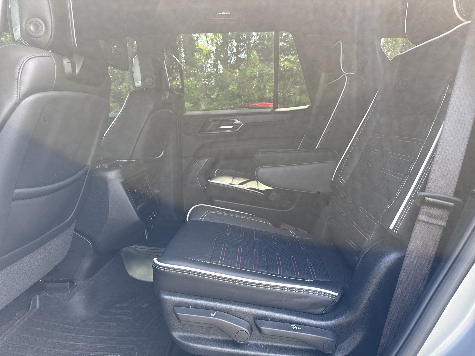 Used 2025 GMC Yukon AT4 Ultimate AWD/4WD image 28
