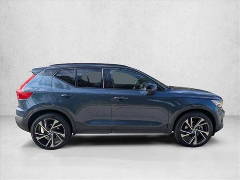 Used 2022 Volvo XC40 T5 R-Design w/ Climate Package AWD/4WD image 4