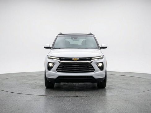 Used 2025 Chevrolet TrailBlazer LT FWD image 2