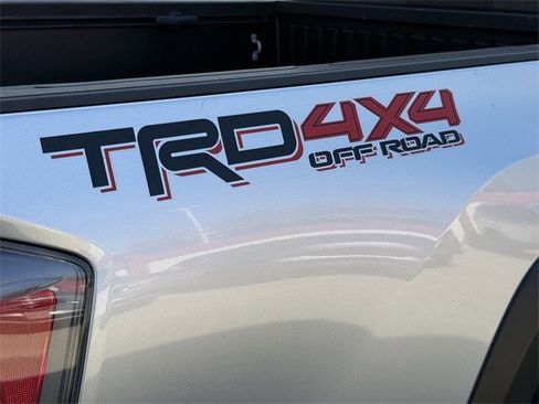 Used 2022 Toyota Tacoma TRD Off-Road image 9