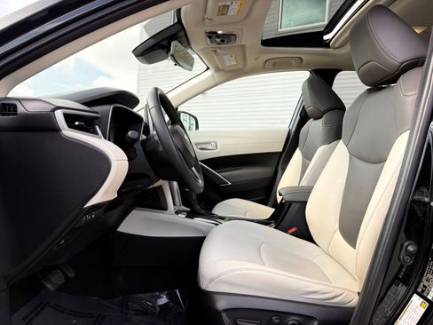 Used 2024 Toyota Corolla Cross XLE w/ Convenience Package image 18