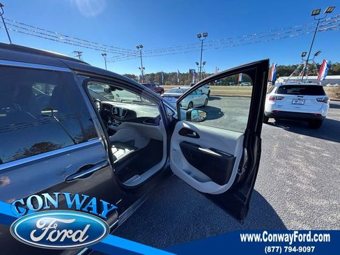 Used 2022 Chrysler Pacifica Limited w/ Uconnect Theater Family Group image 26