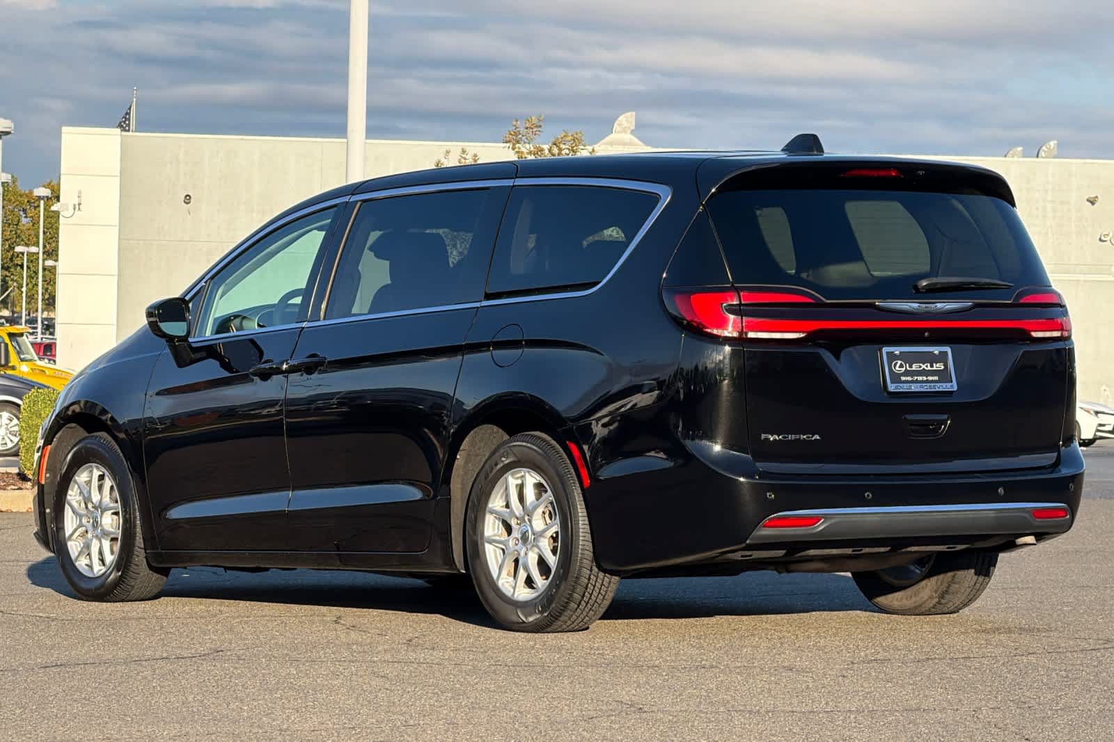 Used 2024 Chrysler Pacifica Touring-L FWD image 7