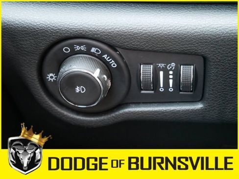 Used 2025 Chrysler Pacifica Limited FWD image 28