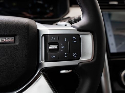 New 2026 Land Rover Discovery S image 32