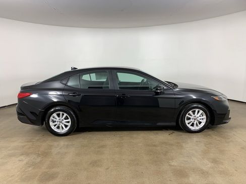 Used 2025 Toyota Camry LE image 7