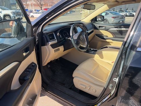 Used 2016 Toyota Highlander XLE image 11