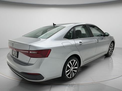Used 2025 Volkswagen Jetta SE FWD image 5