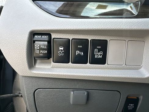 Used 2017 Toyota Sienna XLE Premium image 37