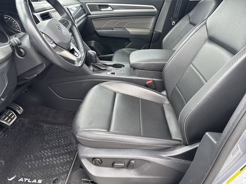 Used 2021 Volkswagen Atlas Cross Sport SE w/ Panoramic Sunroof Package FWD image 12