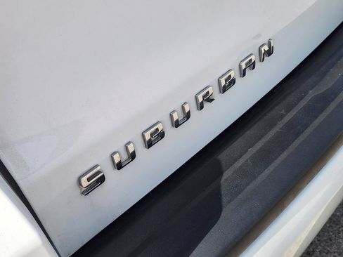 Used 2019 Chevrolet Suburban LT RWD image 8