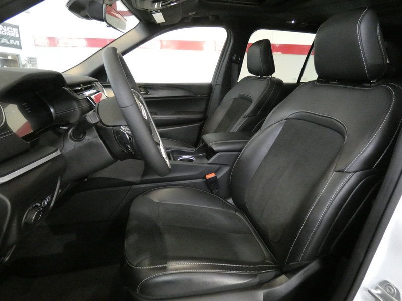 Used 2025 Jeep Grand Cherokee Altitude RWD image 9