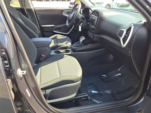 Used 2025 Kia Soul LX w/ LX Technology Package FWD image 7