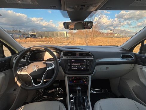 Used 2024 Volkswagen Tiguan SE w/ Panoramic Sunroof Package image 10