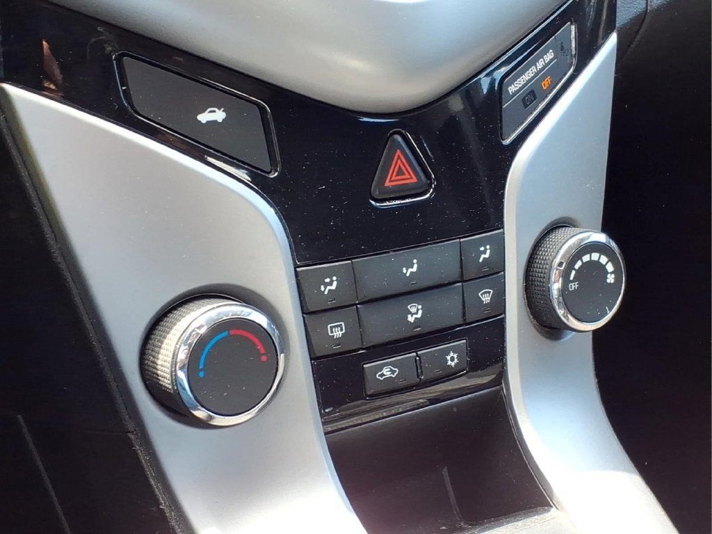 Used 2015 Chevrolet Cruze LT w/ Technology Package FWD image 9