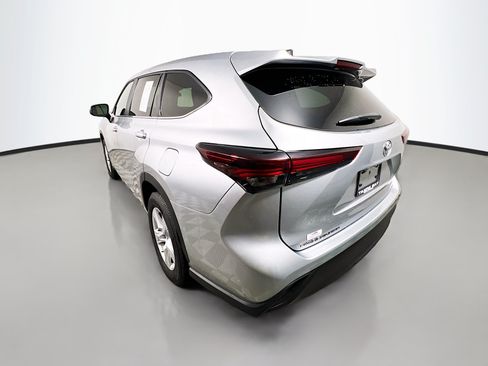 Used 2025 Toyota Highlander LE FWD image 8