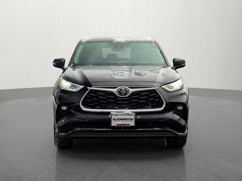 Used 2025 Toyota Highlander XLE image 2