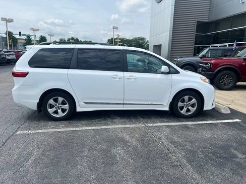 Used 2018 Toyota Sienna LE FWD image 2