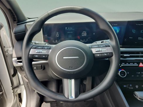 Certified 2025 Hyundai Santa Cruz SEL FWD image 9