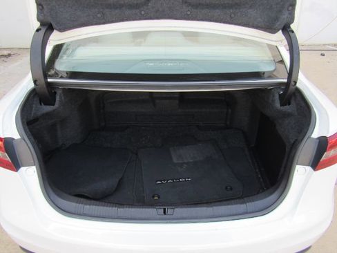 Used 2018 Toyota Avalon Limited image 24