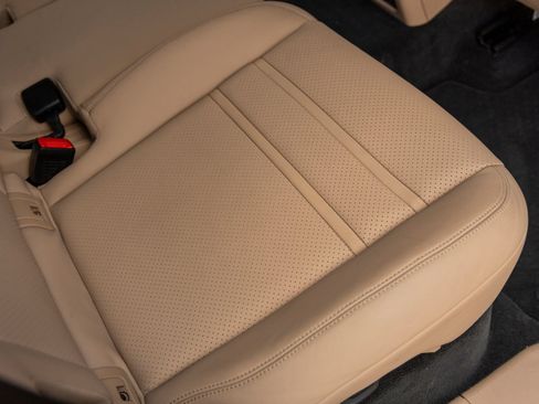Certified 2023 Porsche Cayenne AWD/4WD image 41