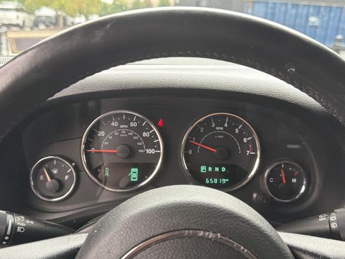 Used 2016 Jeep Wrangler Unlimited Sahara w/ Connectivity Group AWD/4WD image 17