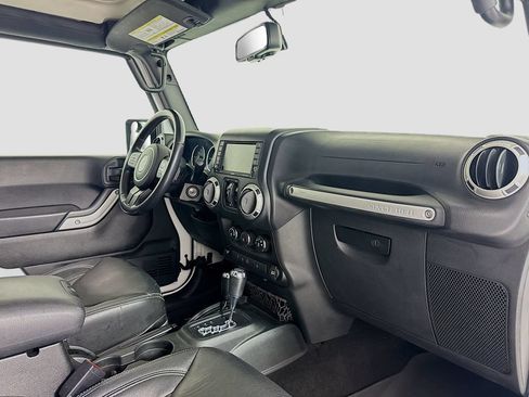 Used 2016 Jeep Wrangler Unlimited Sahara w/ Connectivity Group AWD/4WD image 23
