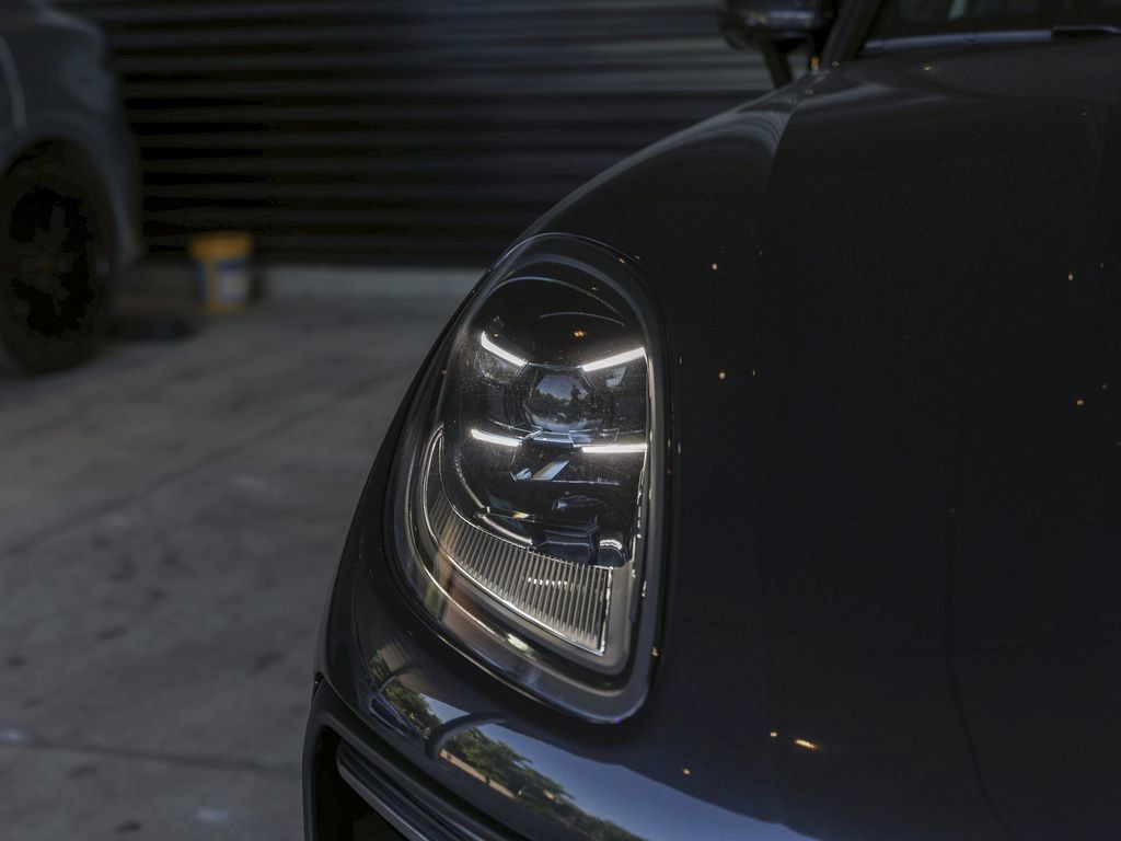 Certified 2026 Porsche Macan AWD/4WD image 11
